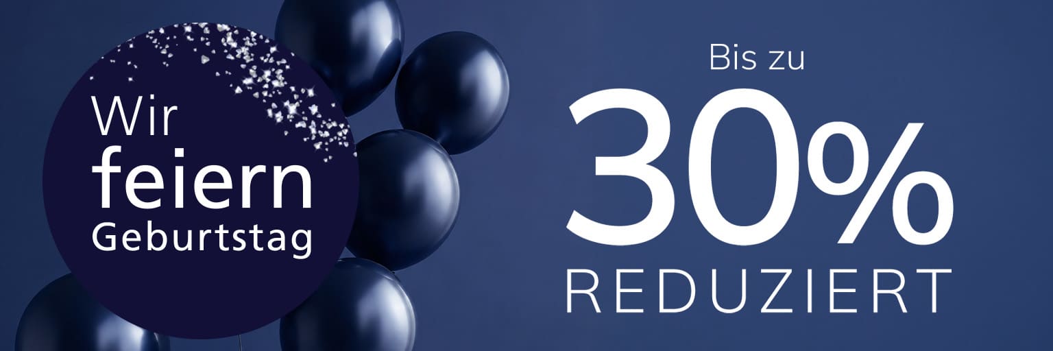 Eine Werbeanzeige mit dem Text Wir feiern Geburtstag Bis zu 30 % reduziert. Der Hintergrund ist dunkelblau mit mehreren dunkelblauen Ballons und einem großen dunklen Kreis links oben mit Konfetti-Effekt.