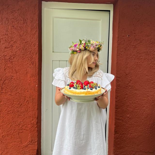 „Midsommar“-Nails sind der schönste Maniküre-Trend für kurze Nägel