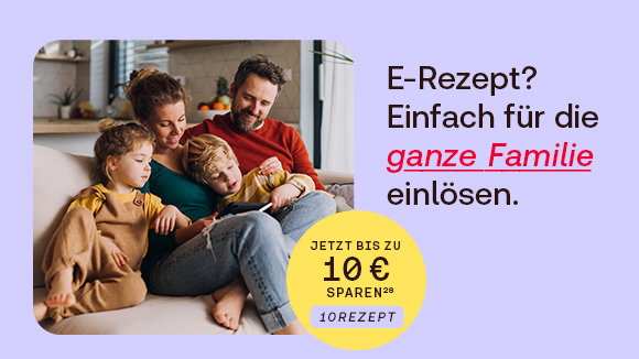 Familie mit zwei Kindern sitzt entspannt auf dem Sofa. Text: E-Rezept? Einfach für die ganze Familie einlösen. Gelber Kreis: Jetzt bis zu 10 € sparen²⁸ (Fußnote 28), Code: 10REZEPT. Roter Button: Mehr erfahren.