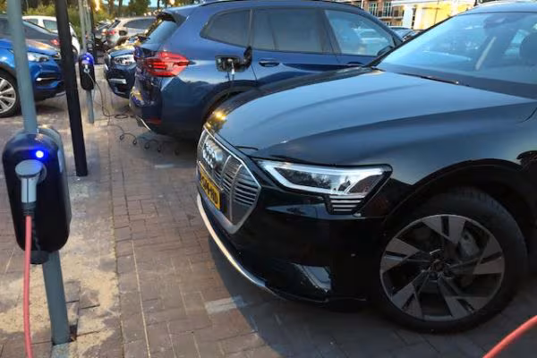 Proef met laadplekken waar ook brandstofauto's mogen parkeren