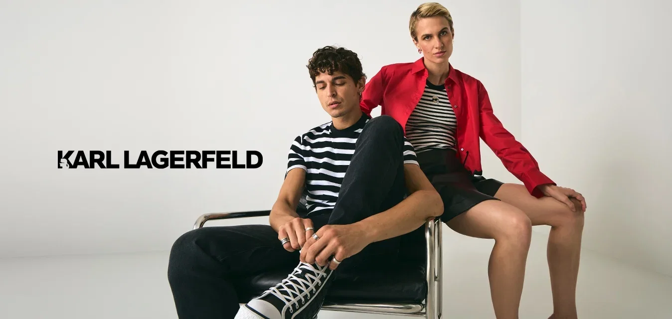 Deux modèles assis : l'un porte un t-shirt rayé noir et blanc avec un jean noir, l'autre porte une veste rouge et un top rayé avec une jupe noire.