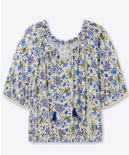 Eine champagner-royalblau-gemusterte Tunika mit Blumen-Alloverdruck