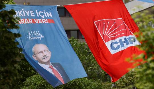 Joelende ‘nieuwe leden’ van Turkse oppositiepartij blijken ingehuurde figuranten