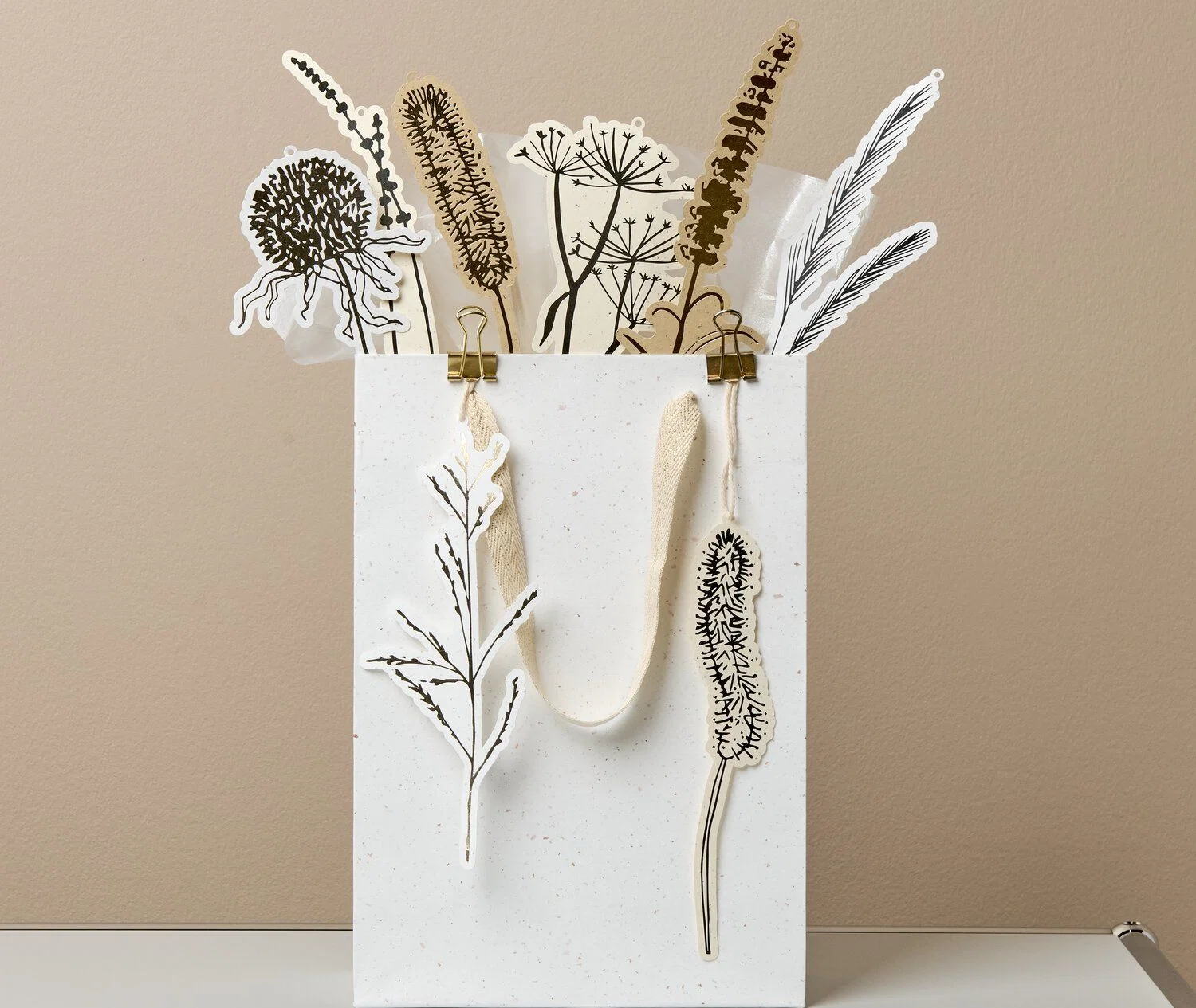 Weiße Geschenktüte mit Geschenkanhängern Gräser & Blumen mit Goldakzenten