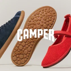 Tres zapatos flotantes: zapatilla deportiva azul marino, suela marrón con agarre texturizado y zapato tipo Mary Jane rojo con correa sobre fondo neutro.