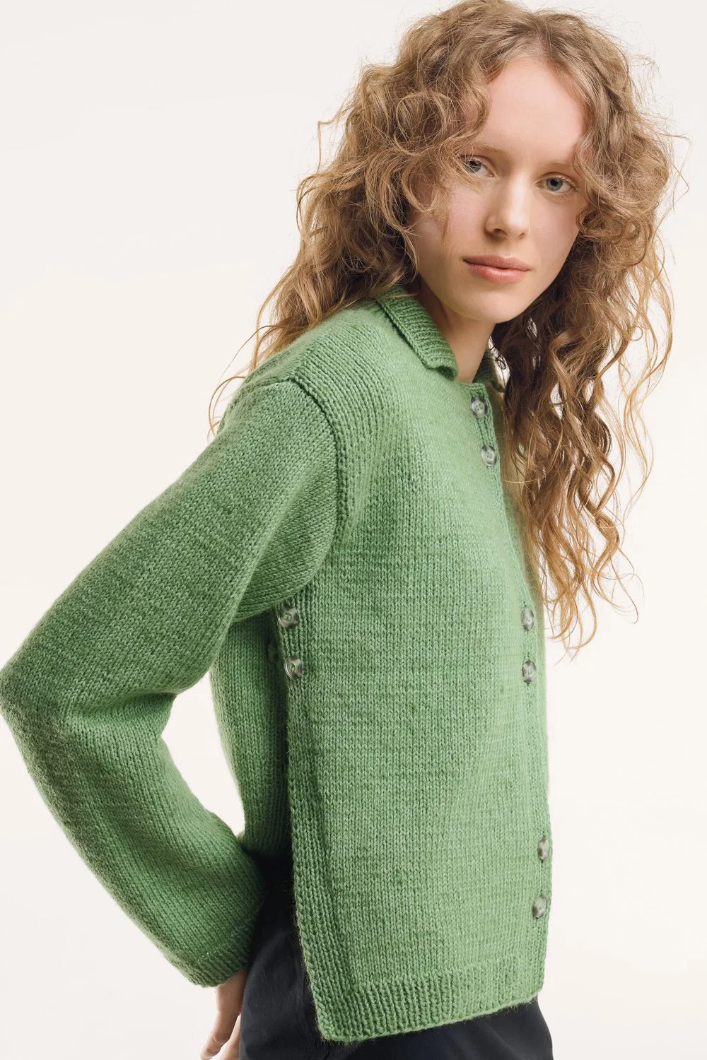 Strickset Jacke grün, Seitenansicht mit Knöpfen