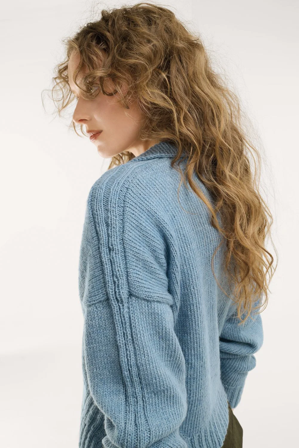 Strickset Jacke blau, Seitenansicht mit Muster am Ärmel