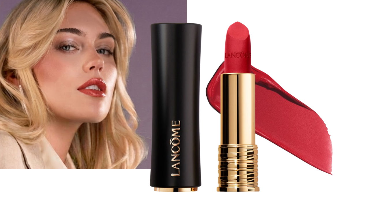 Beauty-Motiv mit einer Person, die einen roten Lippenstift trägt, neben einem geöffneten Lancôme-Lippenstift in kräftigem Rot. Hinter dem Produkt befindet sich ein roter Farbstreifen, der die intensive Farbwirkung des Lippenstifts veranschaulicht.