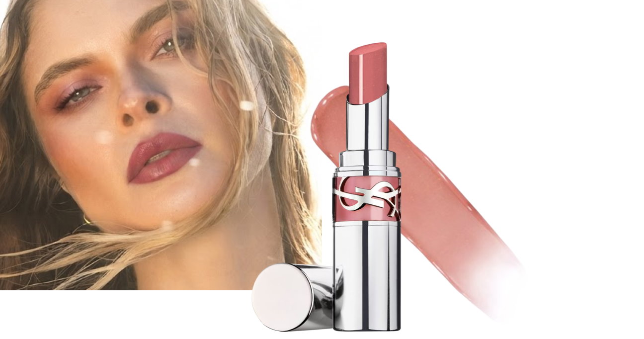 Nahaufnahme einer Person mit roséfarbenem Lippen-Make-up neben einem geöffneten YSL-Lippenstift in einem zarten Rosaton. Im Hintergrund ist ein Farbauftrag des Produkts zu sehen, der die glänzende, natürliche Lippenfarbe zeigt.