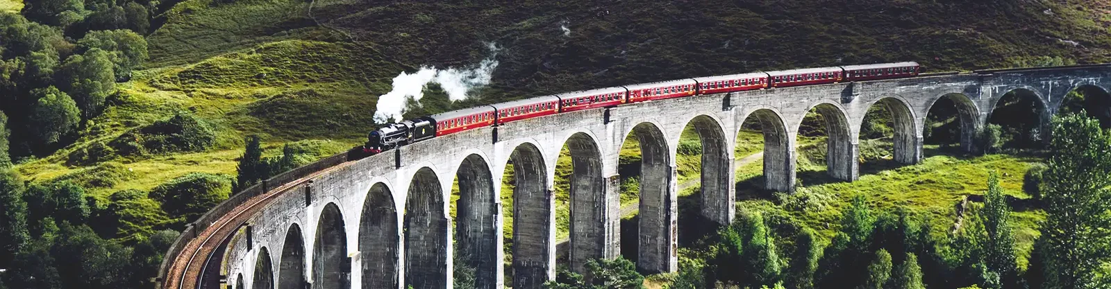 El tren de vapor Jacobite cruzando el viaducto de Glenfinnan entre las Highlands escocesas