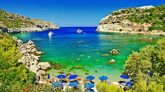 Malerische Bucht mit türkisblauem Meer und Booten