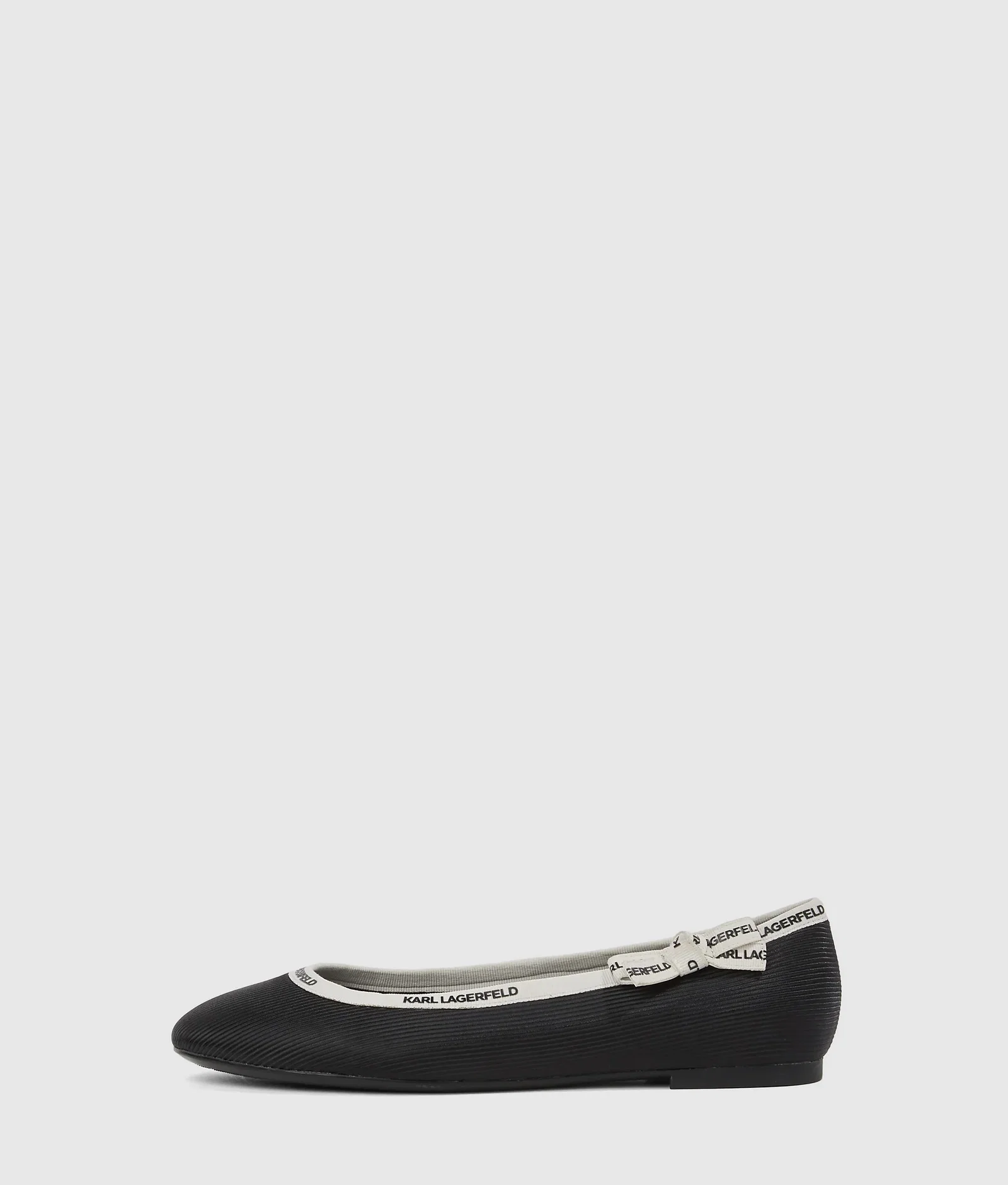 Image of Ribbon collar pumps