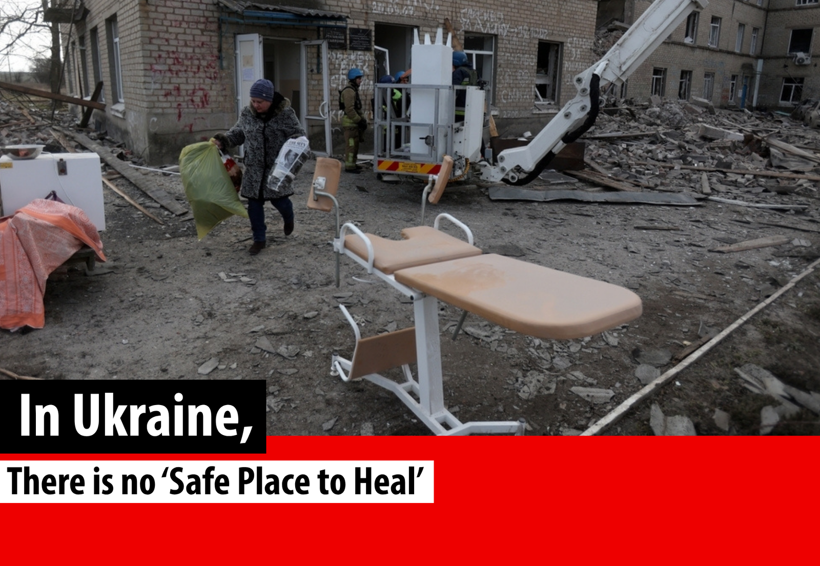 Employees of the State Emergency Service of Ukraine and medical staff evacuate medical equipment from a maternity hospital destroyed by a Russian missile attack in the town of Selydove, Donetsk region. © Anatolii Stepanov/AFP