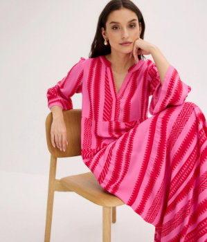 bonprix Maxikleid aus fließender Viskose, mit Stufen-Rock rot/pink bedruckt.