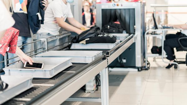 Passer le contrôle sécurité à l'aéroport sans sortir les liquides de sa valise? Dans certains aéroports, c'est possible!