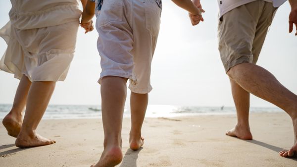 Jambes gonflées, chevilles lourdes: 6 réflexes simples pour limiter la rétention d’eau en été