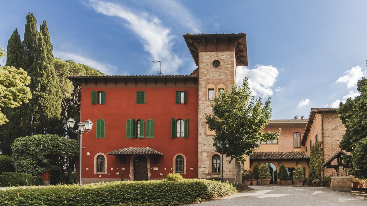 Romantic Tuscany Escape with Daily Breakfast, Nightly Drinks & One-Time Dinner