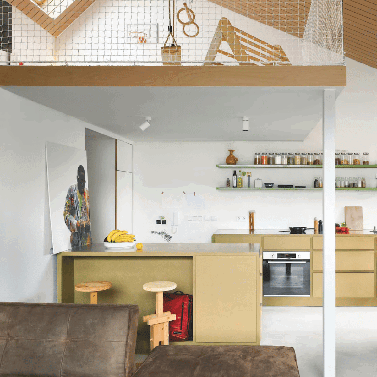Van nieuwbouwappartement tot stadsvilla: in deze 5 huizen omarmen de bewoners hun hoge plafonds.