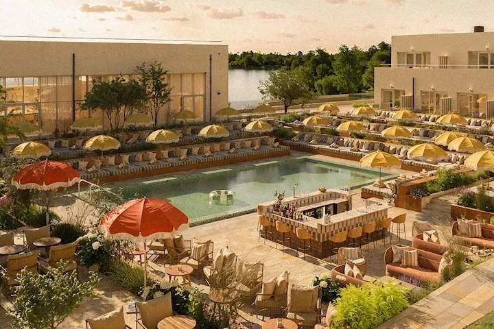Boende för 2 med frukost & entré till Pool Club på Hjortviken Country Club