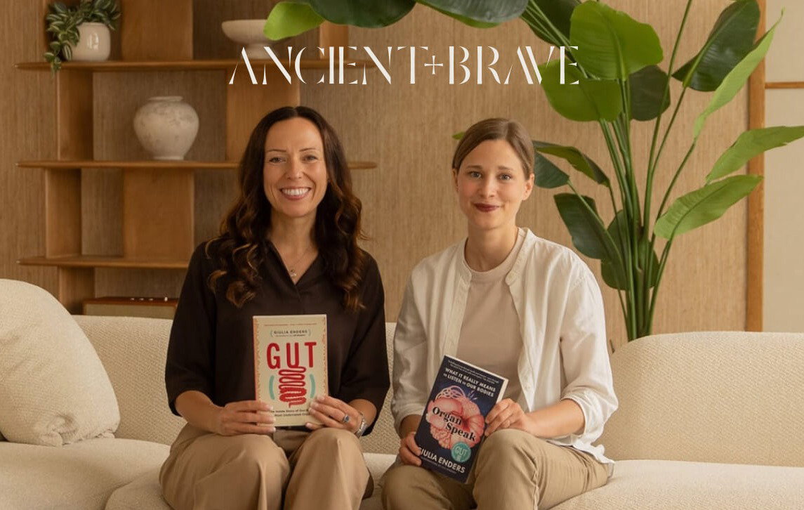 Dr Giulia Enders sitting on a sofa with our Lead Nutritionist Uta.
