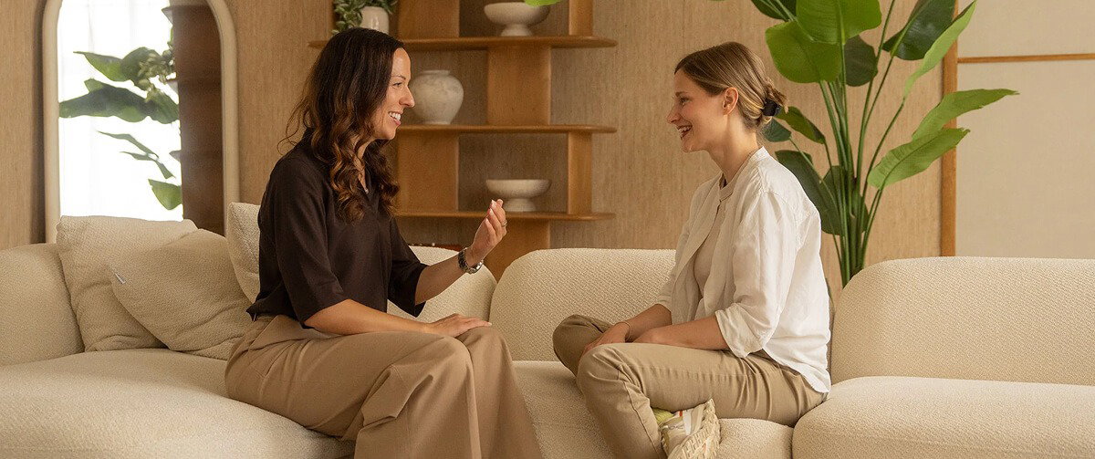 Dr Giulia Enders sitting on a sofa talking with our Lead Nutritionist Uta.