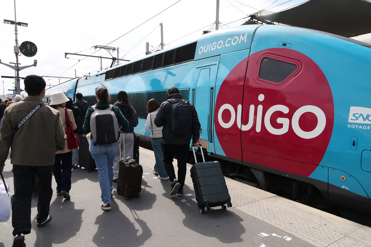 Des voyageurs sur le quai pour un train Ouigo