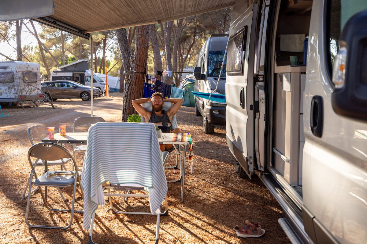 un homme au camping