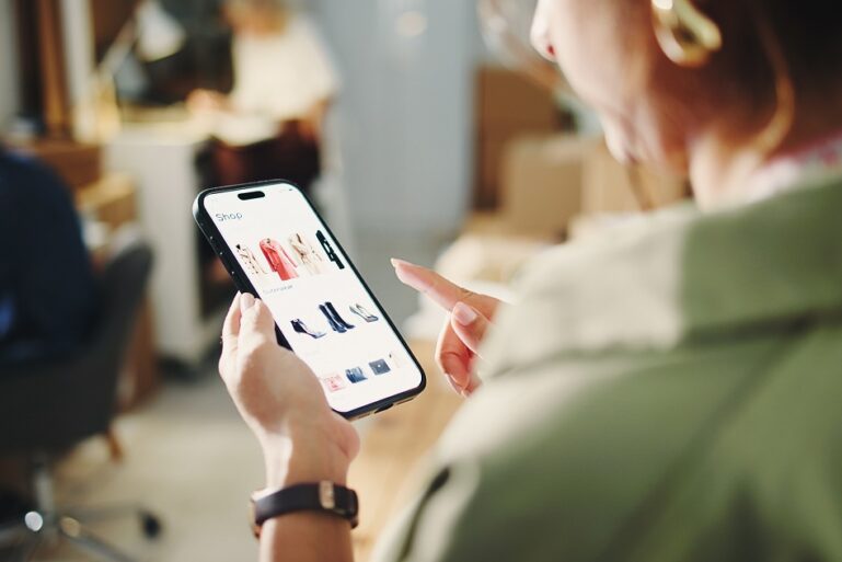 Une femme fait un achat sur une boutique en ligne sur smartphone