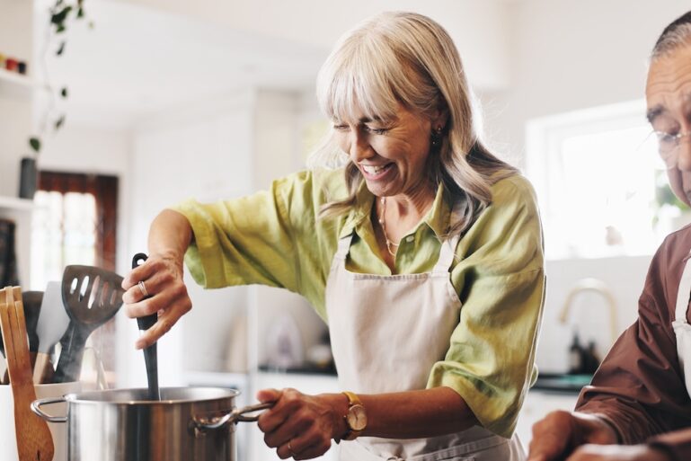 Deux personnes seniors cuisinent