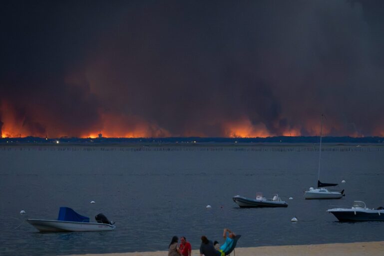 Incendie, illustration sur les concequences sur le tourisme photo réalisée le 23 juillet 2026 sur la plage perreire secteur Arcachon