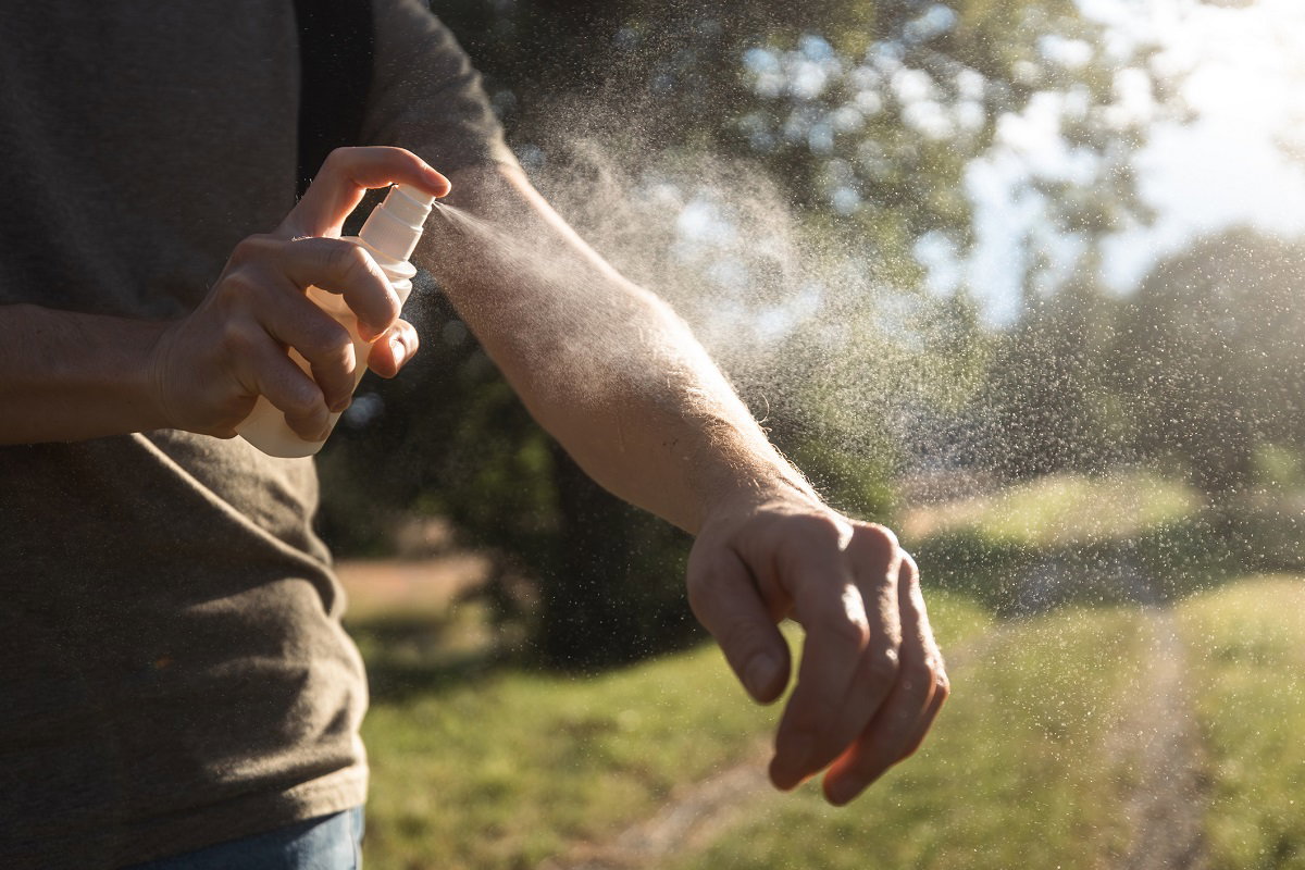 Un homme se vaporise avec un spray antimoustiques (Getty Images/Chalabala)