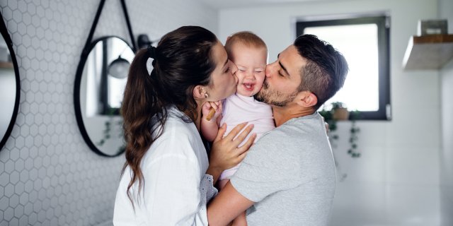 parents-avec-bébé-bras