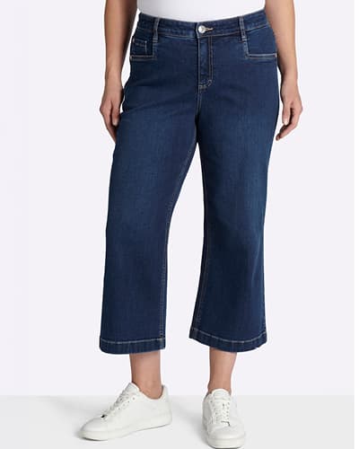 Ein Model trägt ein eine blue-stone-washed 7/8-Hose