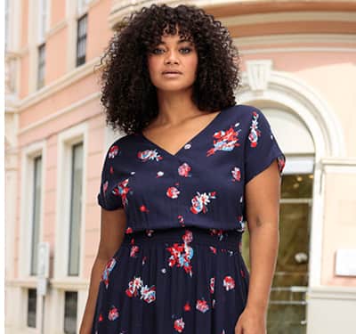 Ein Model trägt ein marine-gemustertes Maxikleid mit Allover-Blumendruck