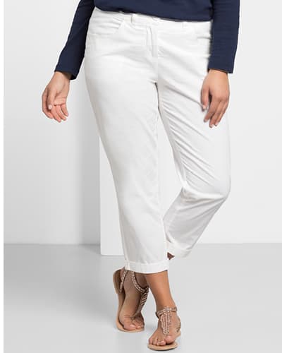 Ein Model trägt eine weiße 7/8-Hose