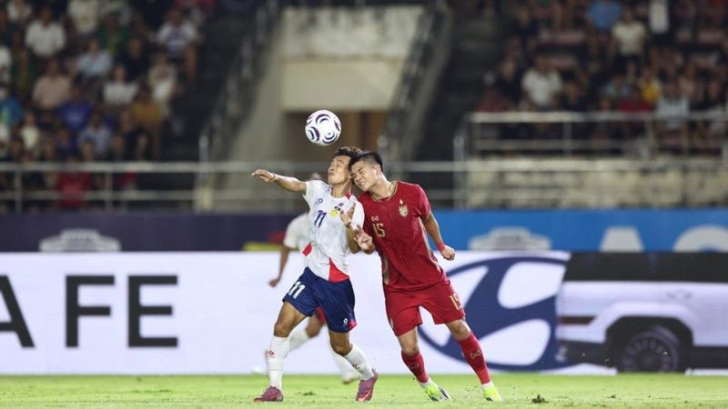 It's a hot night in Bangkok, arch-rivals Thailand and Malaysia rev up for an all-important Group B clash in the Asean Hyundai Cup