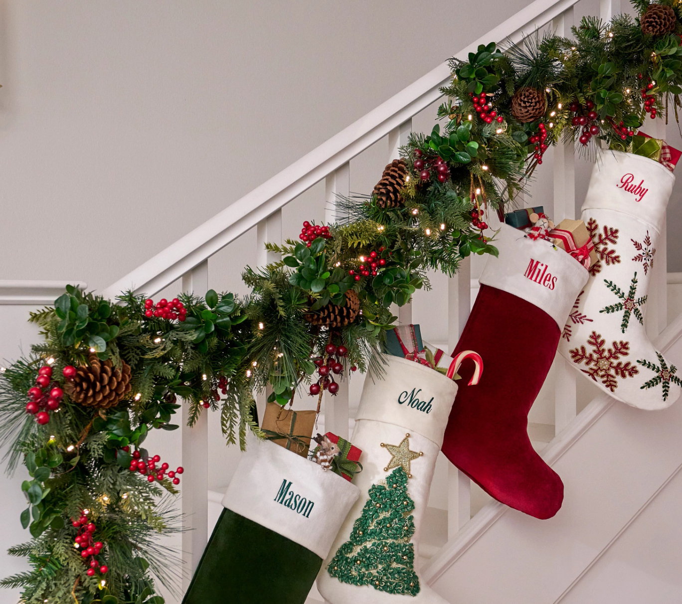 Boxwood & Berries Garland 