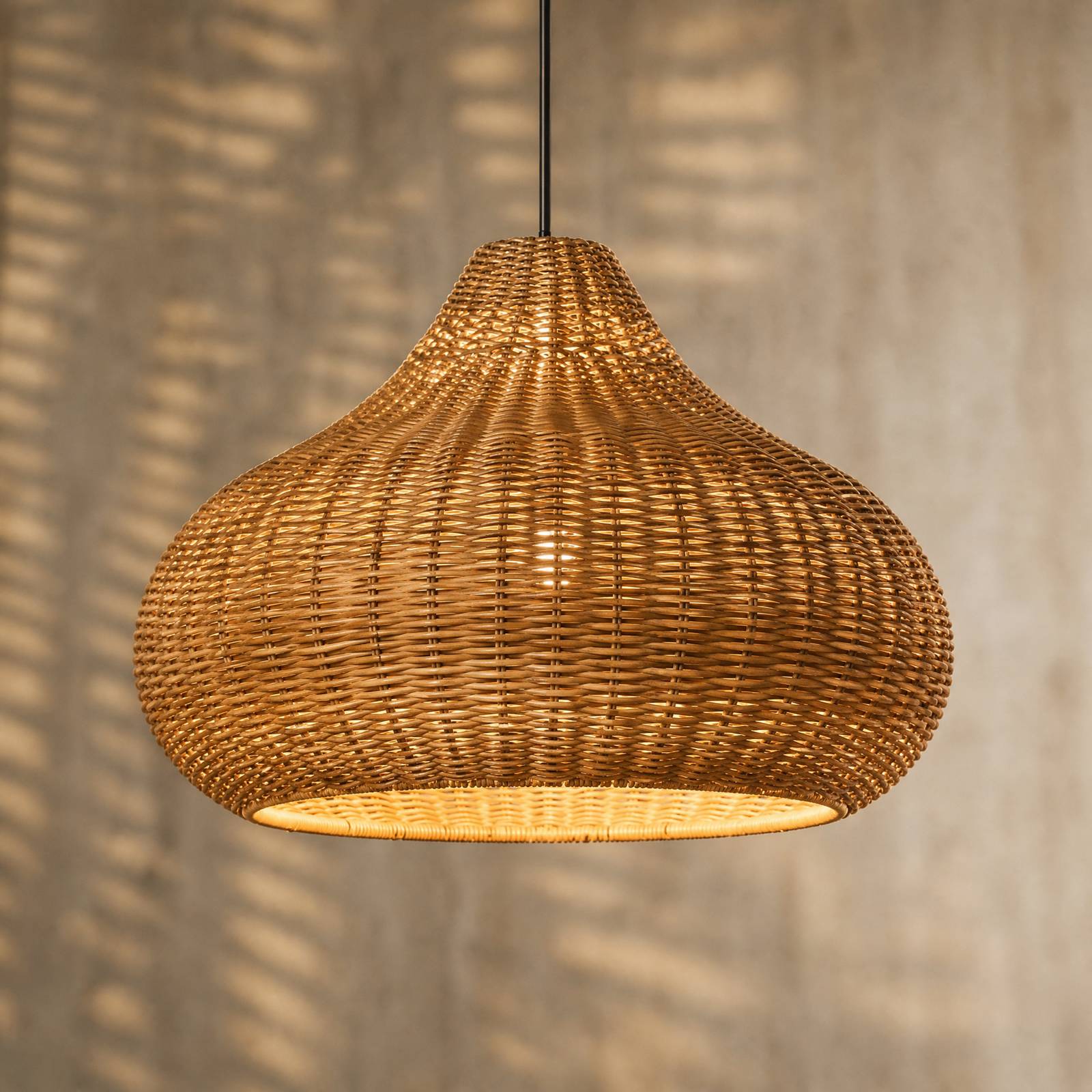 Lámpara colgante exterior Lucande Taniola, 1 luz, beige, ratán, IP44