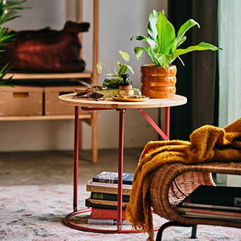The KOMPISHÄNG side table in a living room.