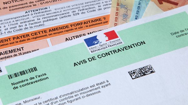 L'agence de location de voiture m’a d’office facturé une amende, que faire?