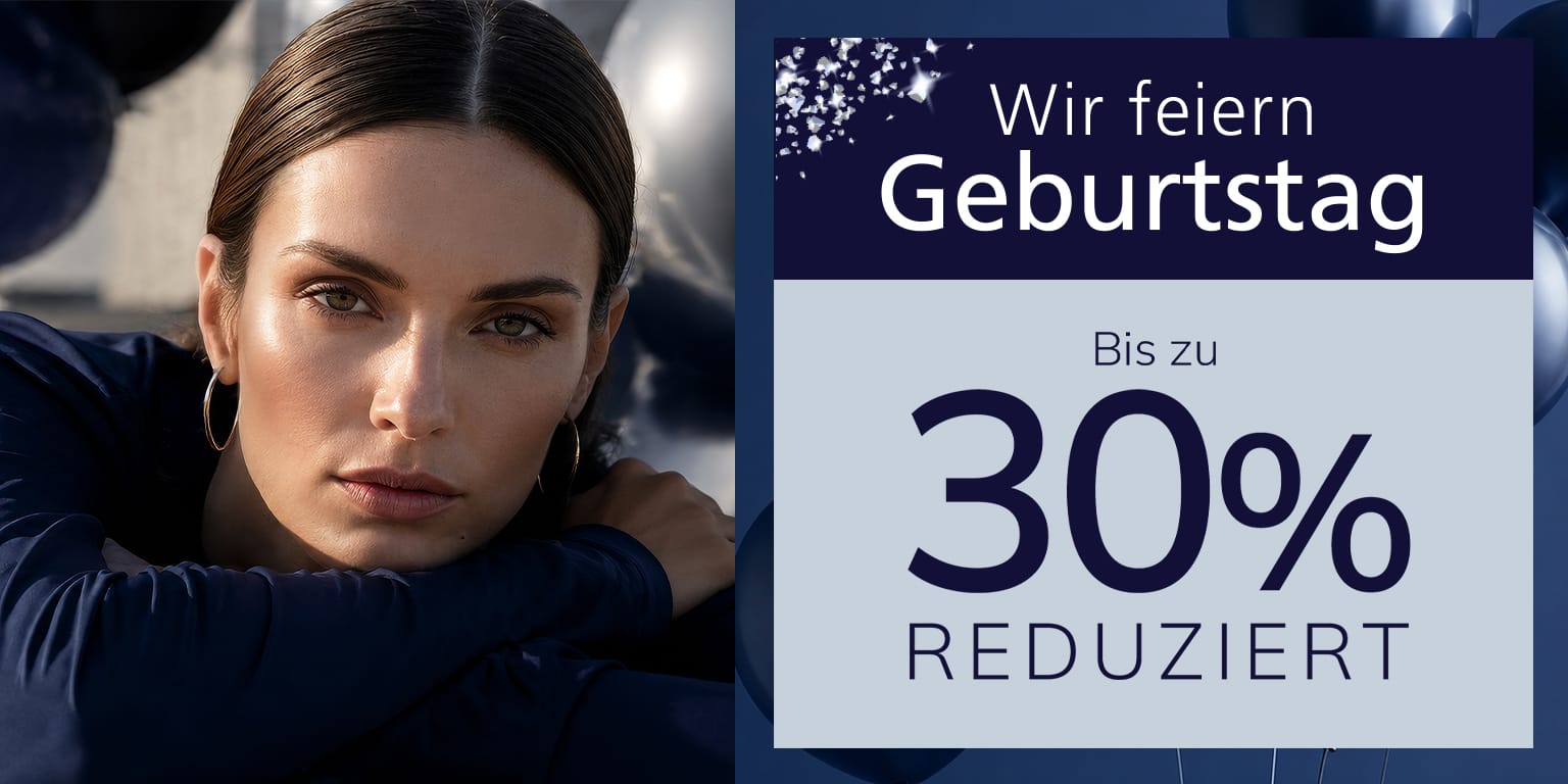 Eine Werbeanzeige mit dem Text Wir feiern Geburtstag Bis zu 30 % reduziert. Der Hintergrund ist zweigeteilt: links sieht man eine Frau mit dunklen Haaren in dunkelblauer Kleidung, rechts einen Kasten mit dem Angebotstext und dunkelblauen Ballons im Hintergrund.
