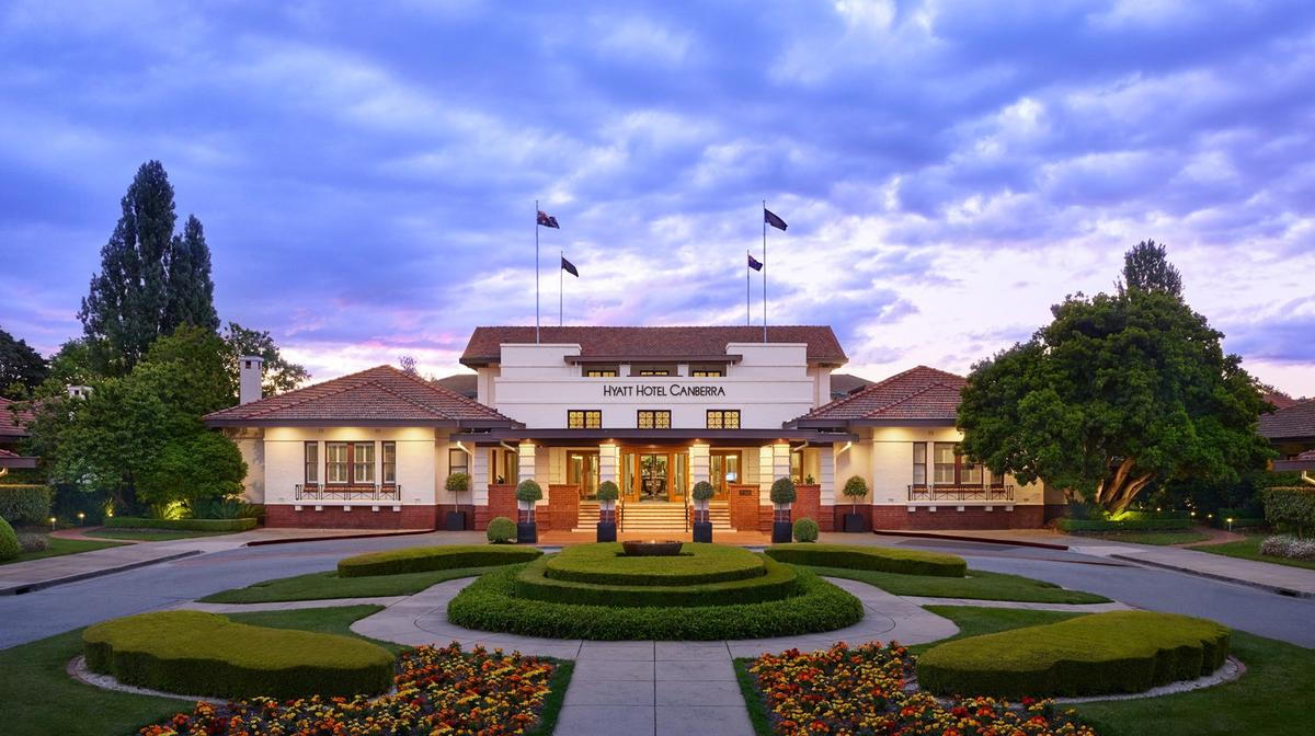 Canberra Lakeside Retreat near Parliament House with Daily Breakfast & Nightly Drinks