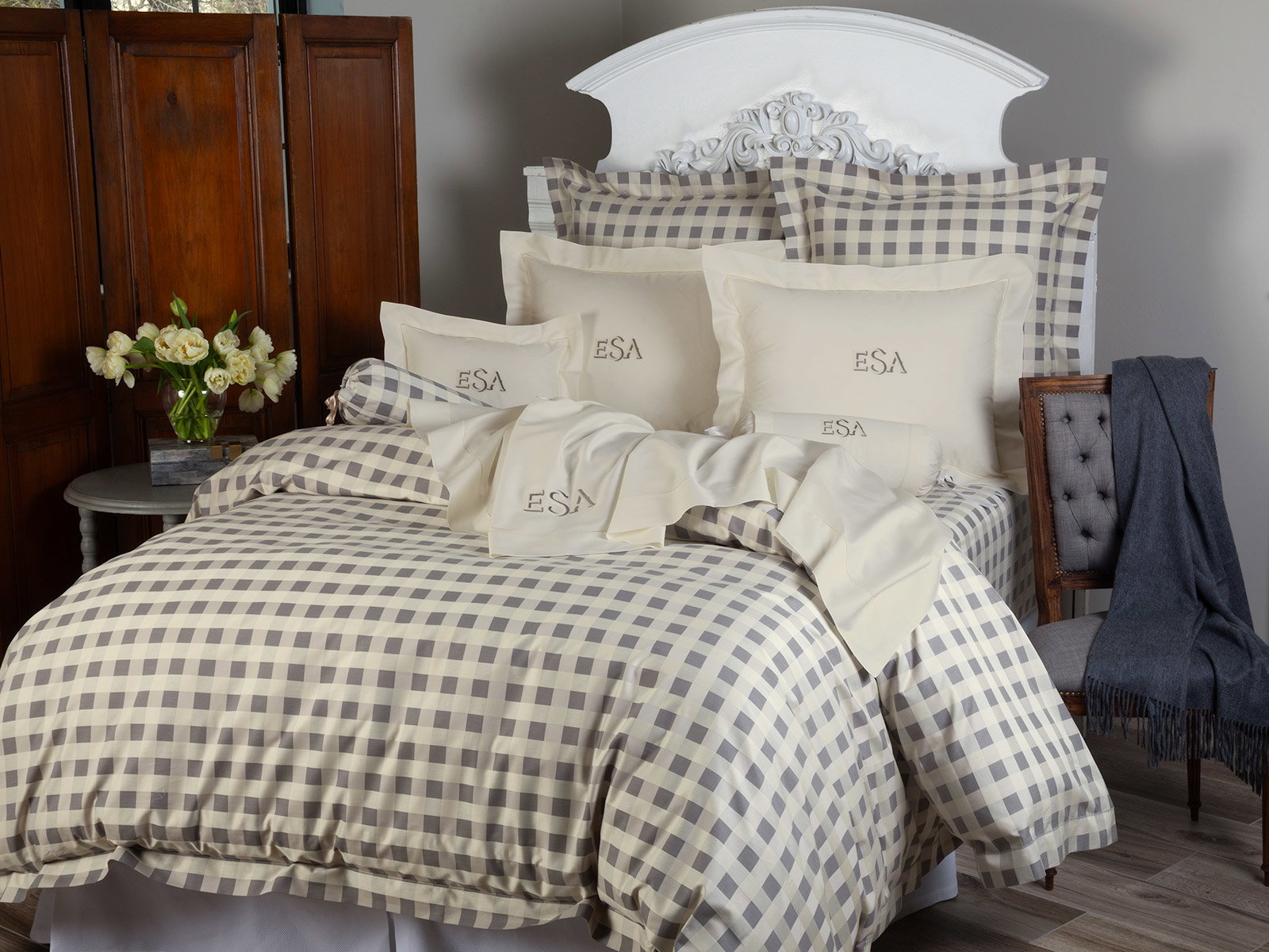 Beacon Hill Reflecting the precision and artistry of Italian craftsmanship, our 500tc sateen damask offers the unmistakable sheen, smoothness and longevity that define world-class bedding.