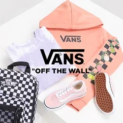 Vans roze hoodie, tie-dye t-shirt, geruite rugzak en roze sneakers met witte zolen, voorzien van fruitaccenten en textuurmaterialen.