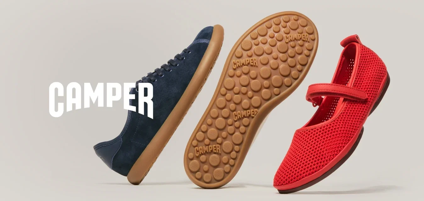 Drie zwevende schoenen: een marineblauwe sneaker, een bruine zool met textuurgreep, en een rode Mary Jane met bandje op een neutrale achtergrond.