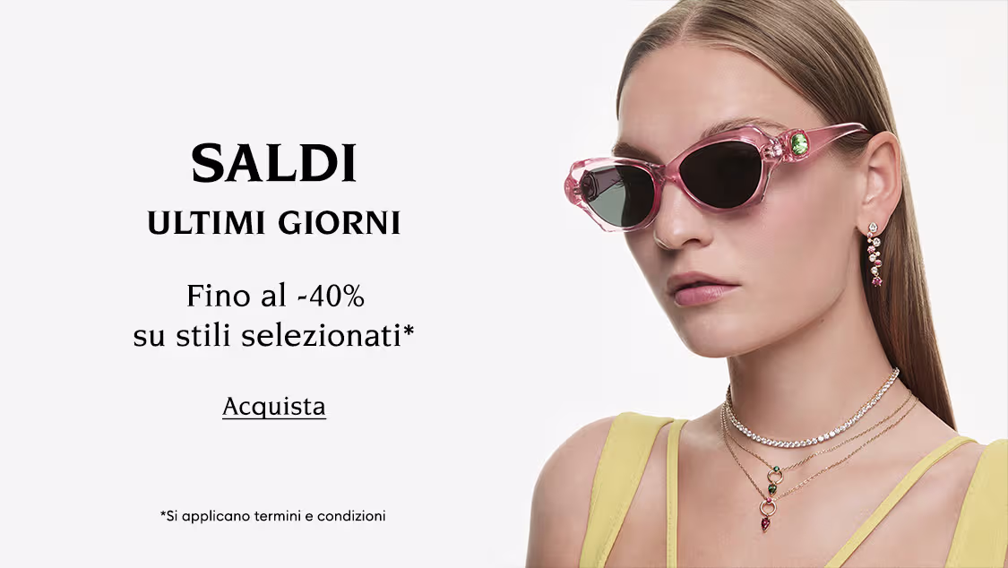Modella con gioielli Swarovski. Il testo recita “SALDI ULTIMI GIORNI: fino al -40% su stili selezionati* *Si applicano termini e condizioni”. Il pulsante cliccabile recita “Acquista”