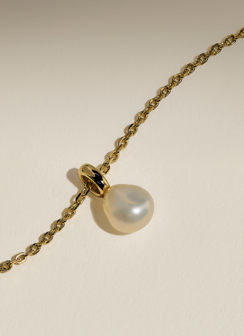Pearl Pendant Necklace in Gold