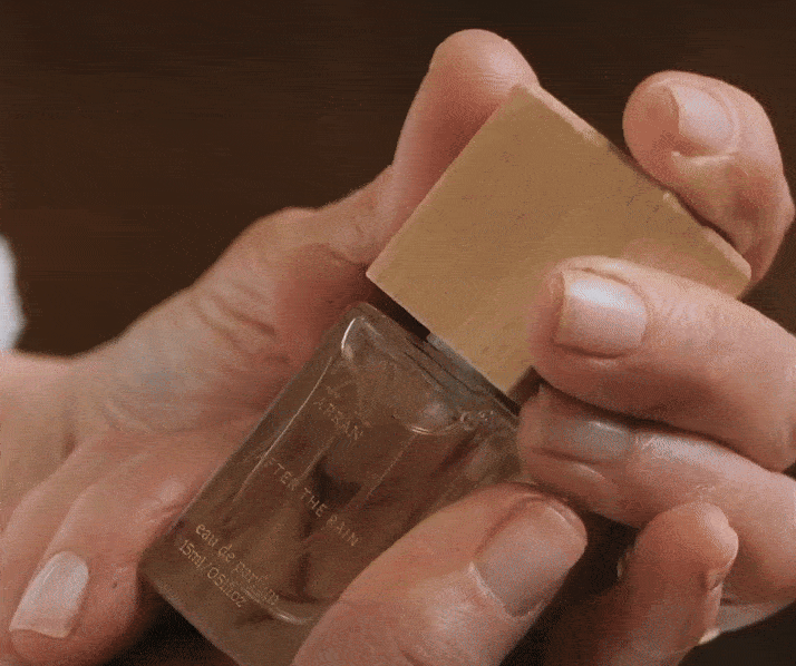 gif of mini after the rain perfume being sprayed