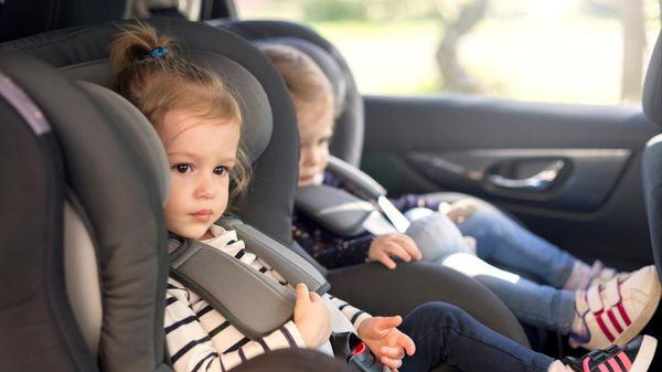 Trajet en voiture avec vos petits-enfants: chaleur, sécurité... Les points de vigilance avant les vacances