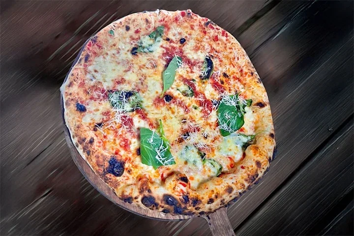 Napolitansk pizza hos Margherita Pizzeria på Östbergatorget